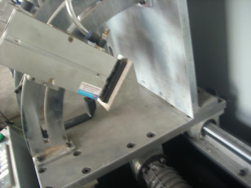 斷橋鋁門窗設(shè)備批發(fā)鋁門窗角碼鋸圖片