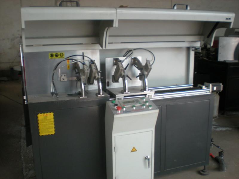 供應(yīng)鋁門窗角碼鋸斷橋鋁門窗設(shè)備廠家