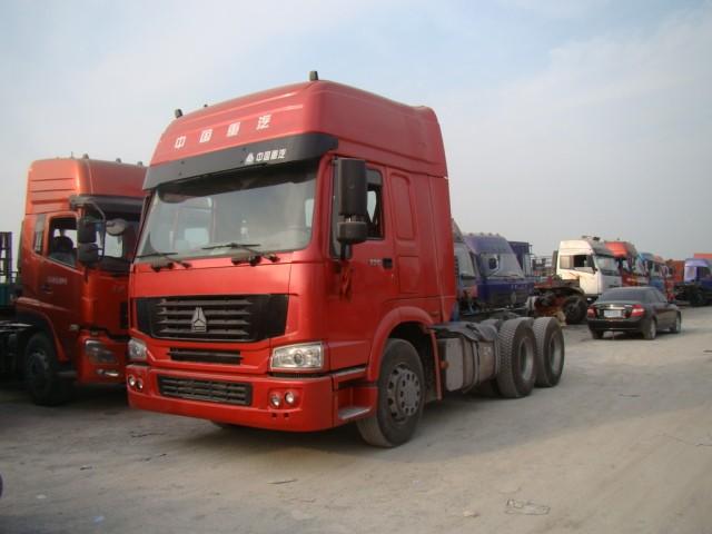 豪沃雙驅(qū)牽引車(chē)圖片