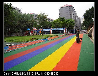 幼兒園室外安全橡膠顆粒地面鋪裝圖片