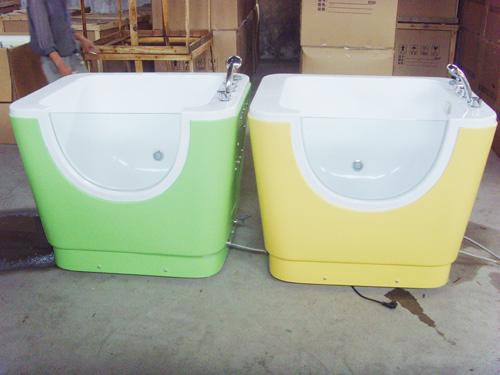 供應(yīng)嬰幼兒游泳設(shè)備亞克力兒童游泳池生產(chǎn)廠家*