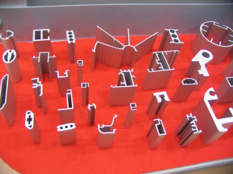 供應(yīng)建筑裝飾木紋轉(zhuǎn)印鋁型材加工