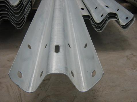 供應(yīng)湖南郴州公路波形護欄