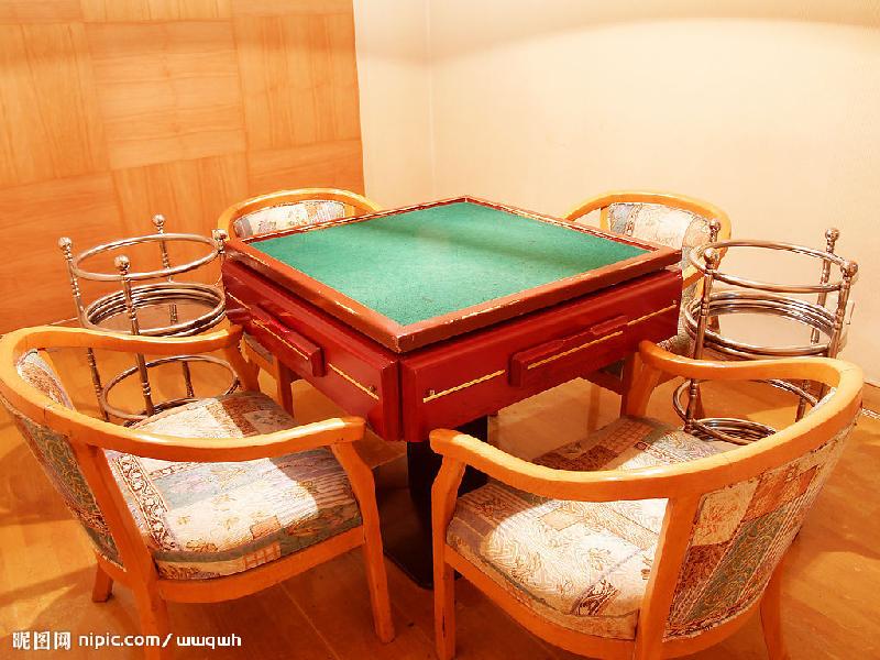 供應(yīng)實(shí)木餐椅