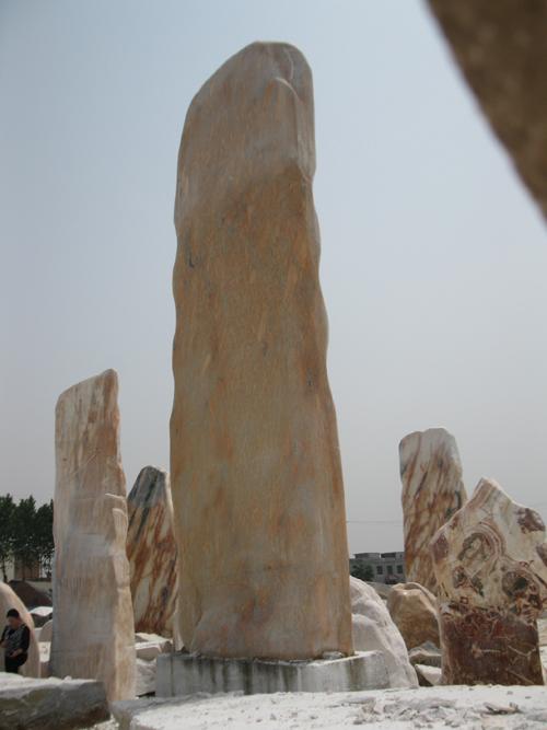 南陽晚霞景園林風(fēng)景石草坪石批發(fā)圖片