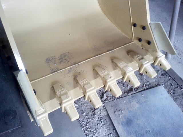 挖斗上的刀板圖片