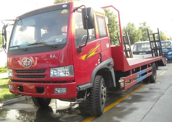 供應(yīng)CA10噸挖機(jī)拖車圖片｜解放單橋平板拖車價(jià)格廠家
