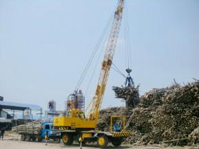 供應秸稈發(fā)電行業(yè)秸稈原料的卸車堆高機