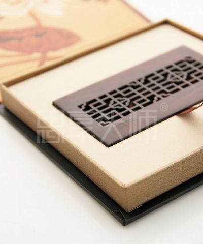 供應(yīng)專業(yè)個性化定制紅木辦公擺件名片盒紫檀木窗欞款名片盒