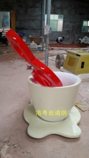 供應(yīng)玻璃鋼杯子雕塑廠家