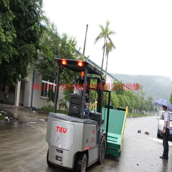 供應(yīng)移動式登車橋廠家直銷裝柜無憂