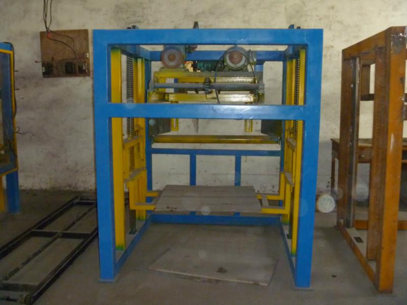 供應(yīng)最能與運(yùn)磚叉車配套的碼垛機(jī)