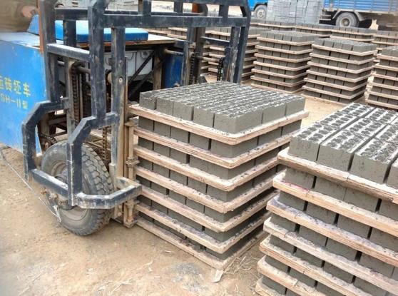 供應(yīng)南昌梧州宜春水泥制磚機運磚叉車