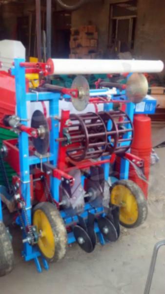 供應(yīng)河南多功能花生播種機(jī)拖拉機(jī)帶動(dòng)