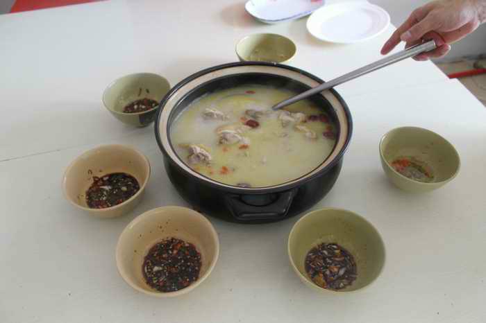 供應(yīng)胡椒豬肚雞培訓(xùn) 客家風(fēng)味豬肚雞技術(shù)培訓(xùn)做法大全