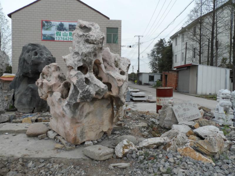 供應(yīng)江蘇揚(yáng)中哪里的太湖石假山*，江蘇揚(yáng)中專業(yè)生產(chǎn)太湖石假山江蘇揚(yáng)中