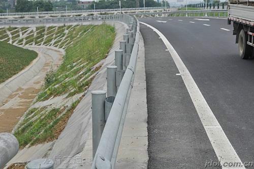 供應(yīng)貴州波形梁護(hù)欄廠家