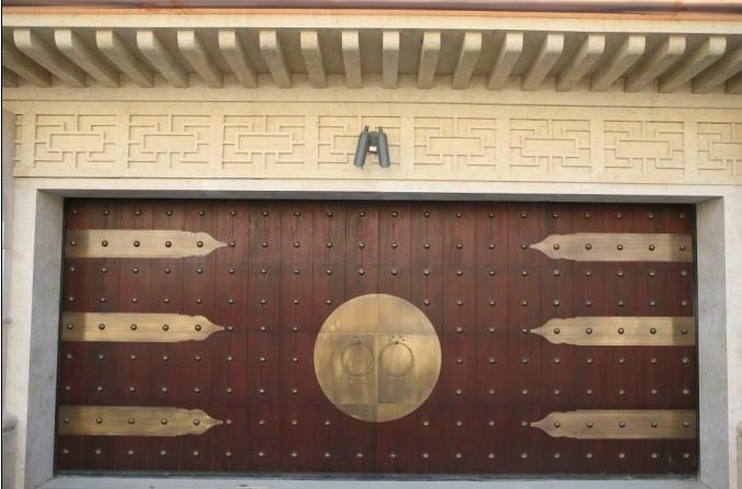 供應(yīng)電動(dòng)上滑實(shí)木車庫(kù)門