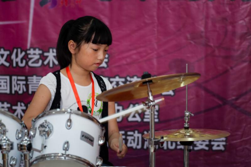 武漢常青花園小學(xué)生架子鼓圖片