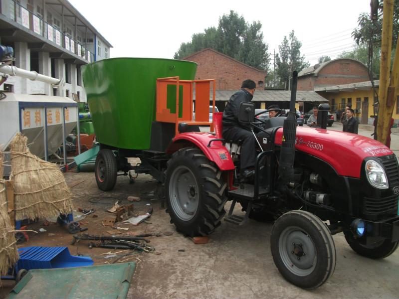 供應牛羊自動喂料車牛羊喂料設備廠家直銷自動喂料車