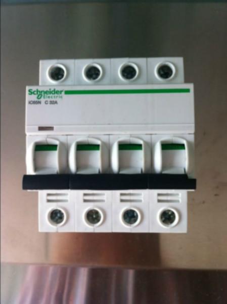 供應(yīng)青島施耐德電氣空氣開關(guān)iC65N