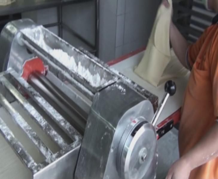 供應自動雙向開酥機 廠家直銷高速自動擺盤機、面包自動擺盤機、包餡機