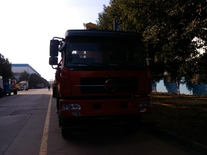 供應(yīng)楚風(fēng)小三軸隨車運(yùn)輸車