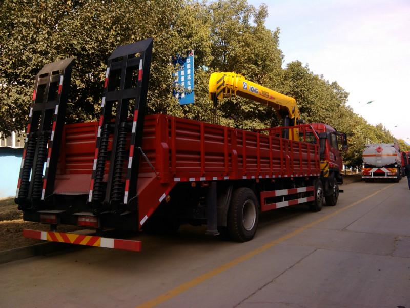 供應(yīng)楚風(fēng)小三軸隨車運(yùn)輸車