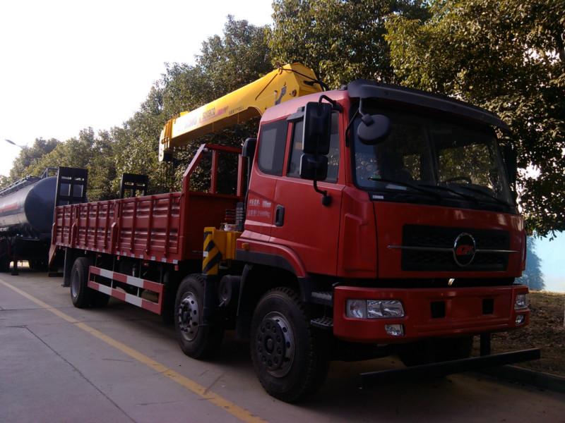 供應(yīng)楚風(fēng)小三軸隨車運(yùn)輸車