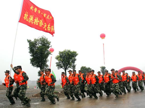 供應(yīng)深圳條幅橫幅彩旗隊旗錦旗等旗幟