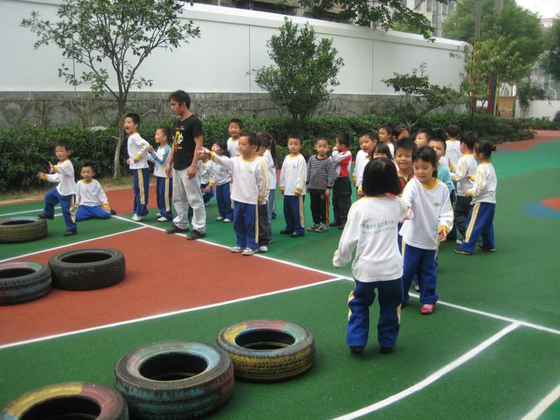 柳江幼儿园人造草皮图片