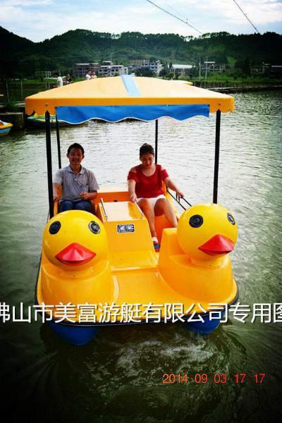 供應2015年新款四人小黃鴨腳踏船
