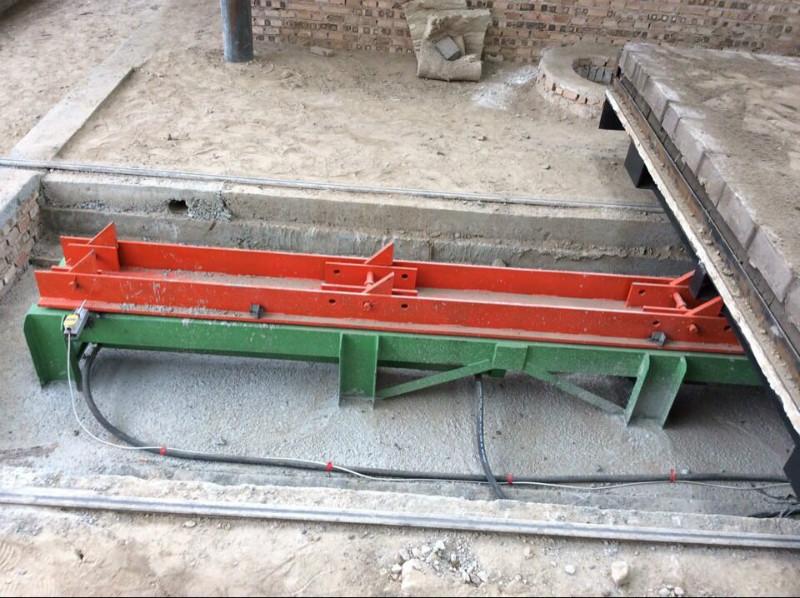 磚廠隧道設(shè)備步頂機(jī)圖片