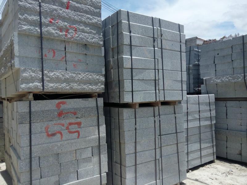 供應(yīng)道路綠化工程石材封開花路緣石