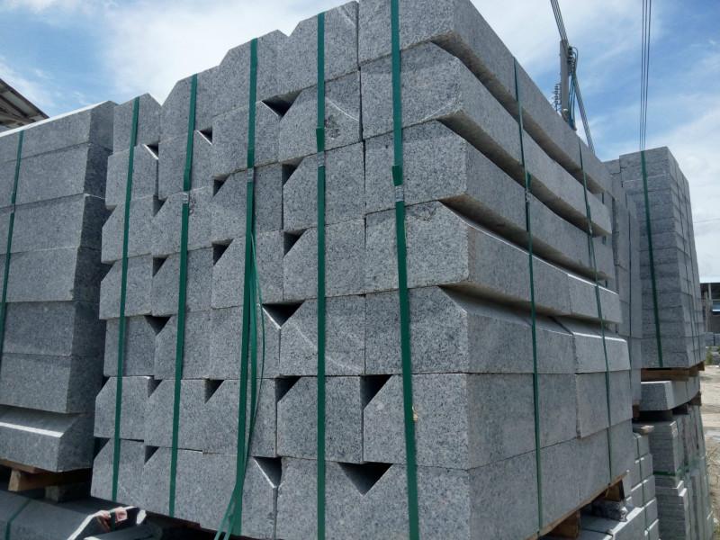 供應(yīng)市政道路改造路基*封開花路牙石