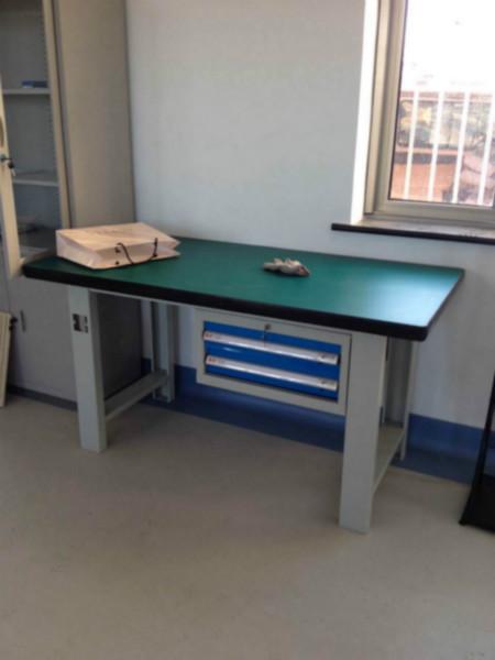 操作臺鉗工臺工作臺圖片